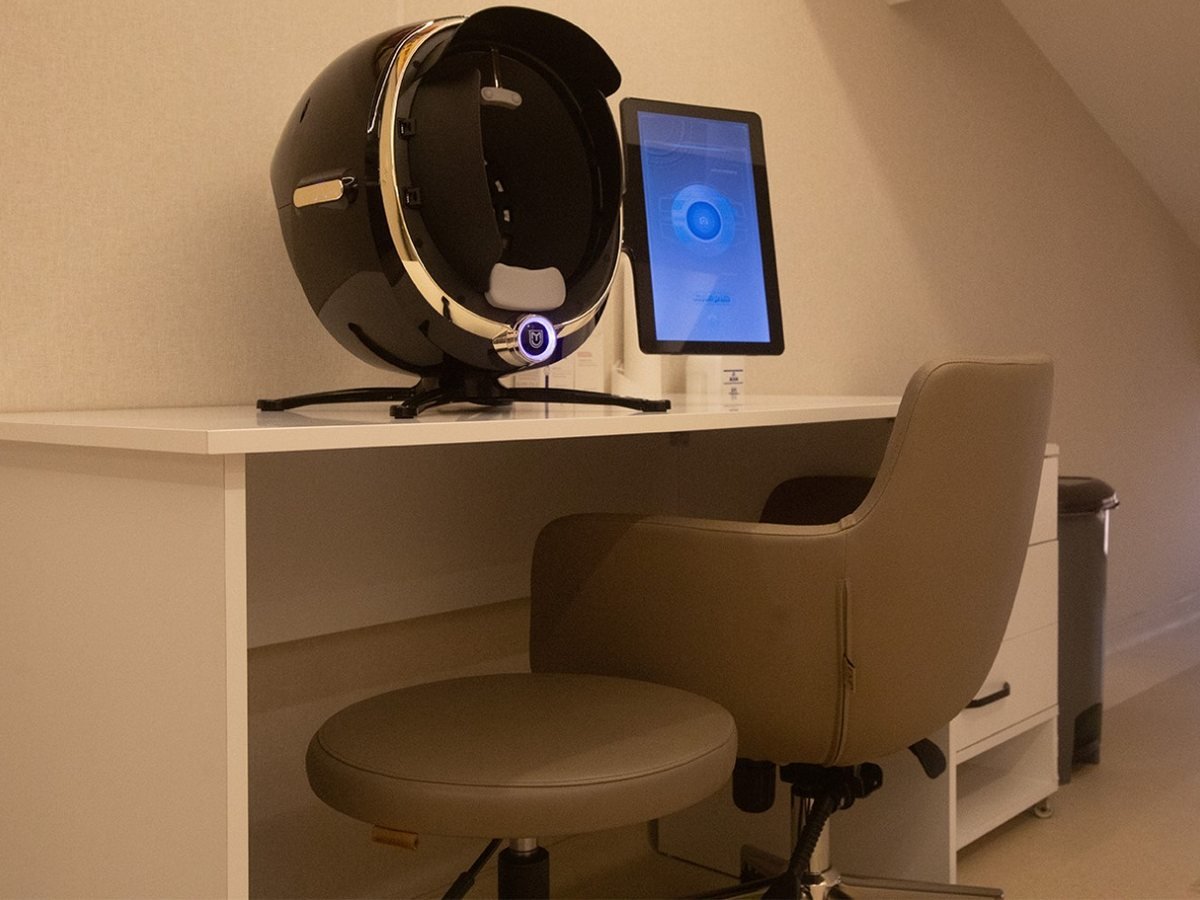 Consultation corner with a skin analysis device in a clinic