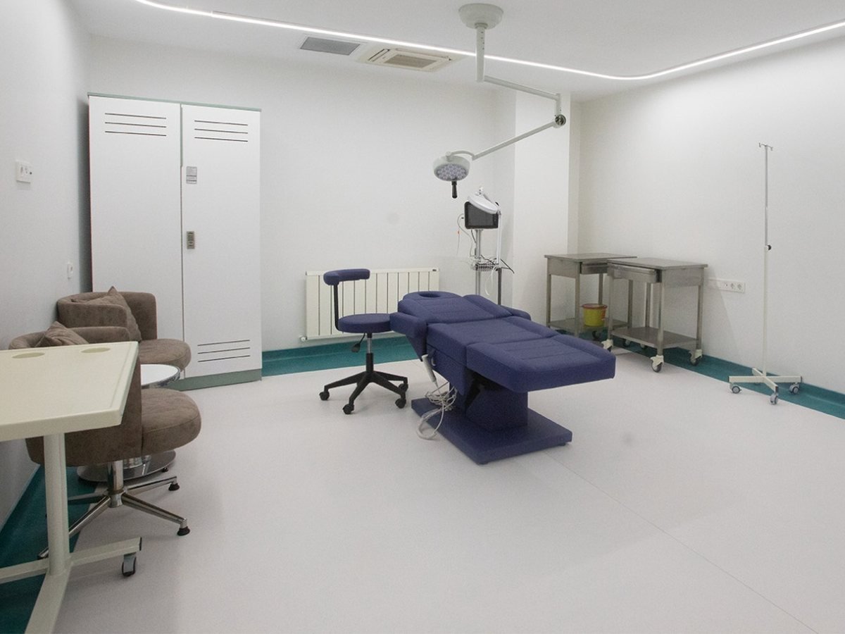 Clean procedure room in a medical clinic in Istanbul