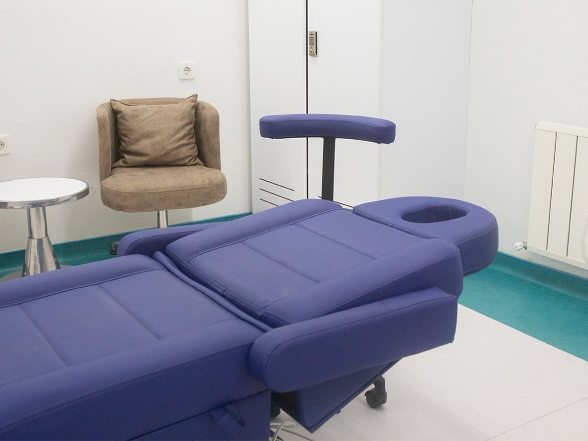 Treatment room with a recliner in a clinic in Istanbul